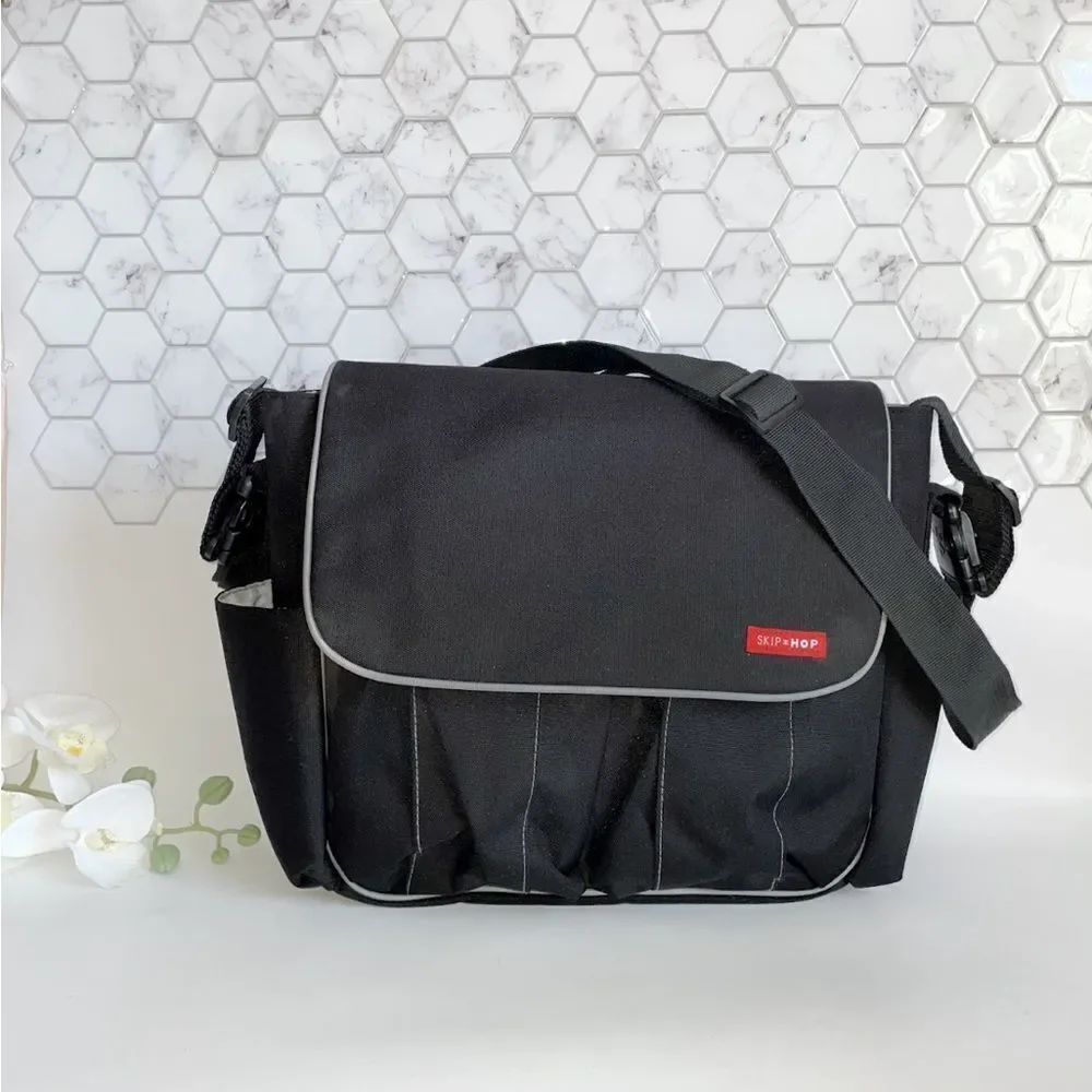 Skip Hop Dash Deluxe Black Messenger Bag